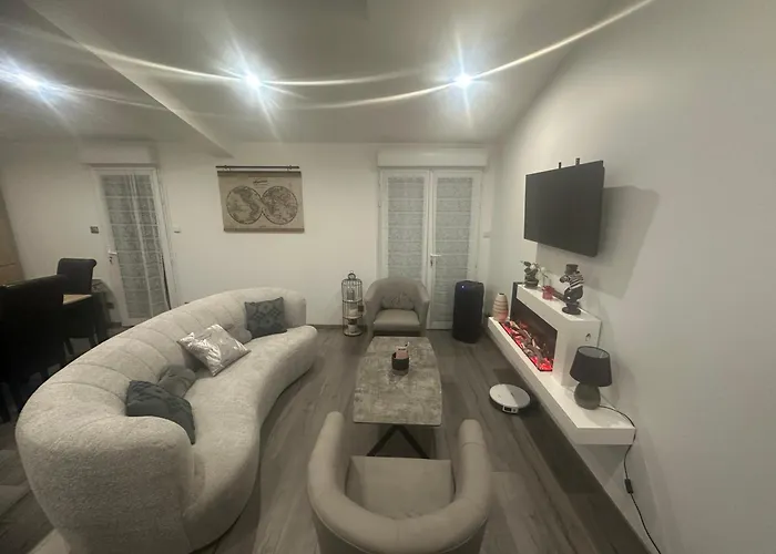 Le Miroir Holiday home Domerat